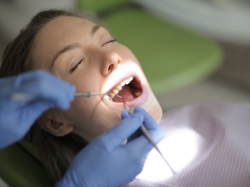 Jakie zalety ma piaskowanie zębów?
