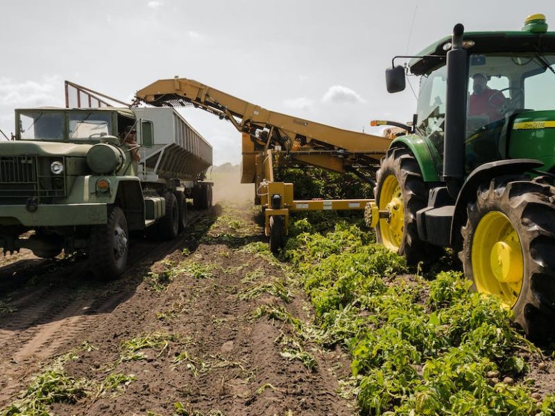 Sprzęt dla gospodarstw rolnych: Klucz do sukcesu w rolnictwie