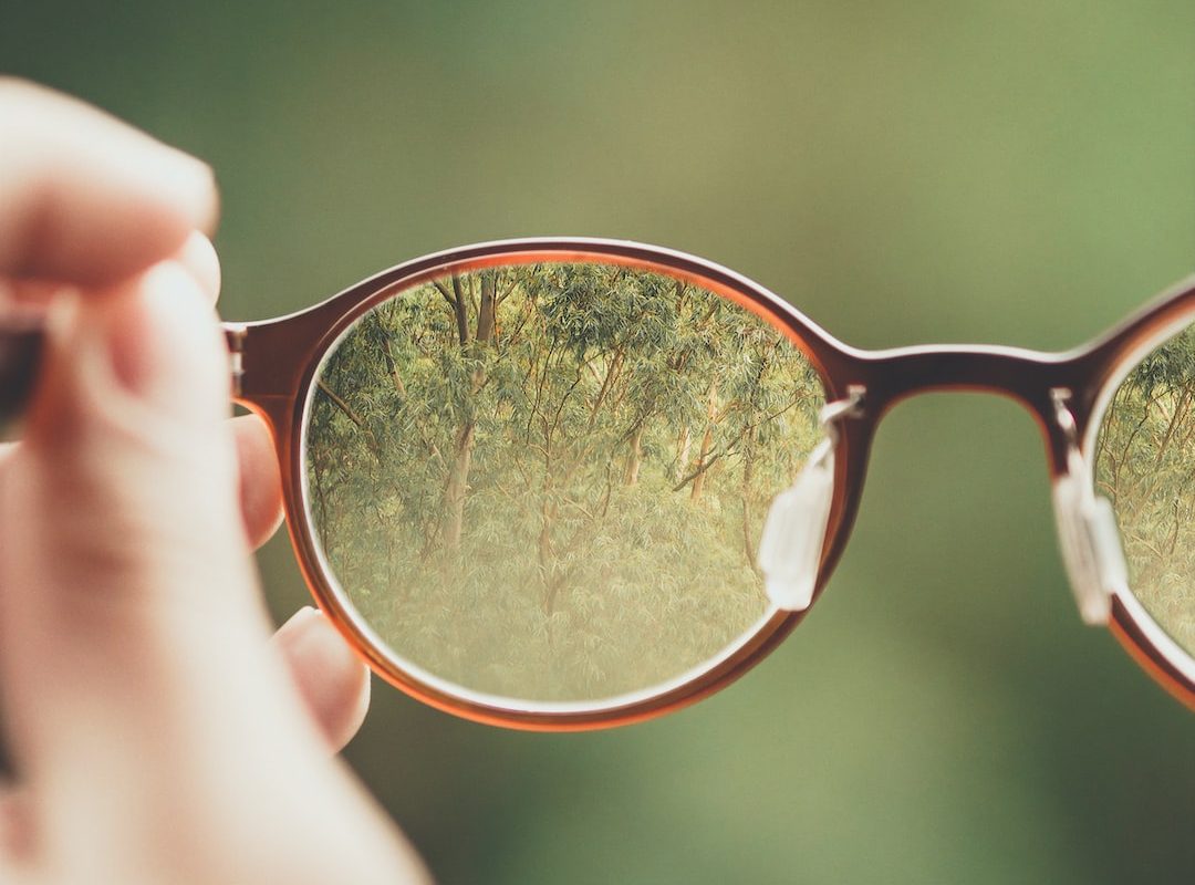 Jak dobrać idealne okulary korekcyjne: Poradnik dla osób z wadą wzroku