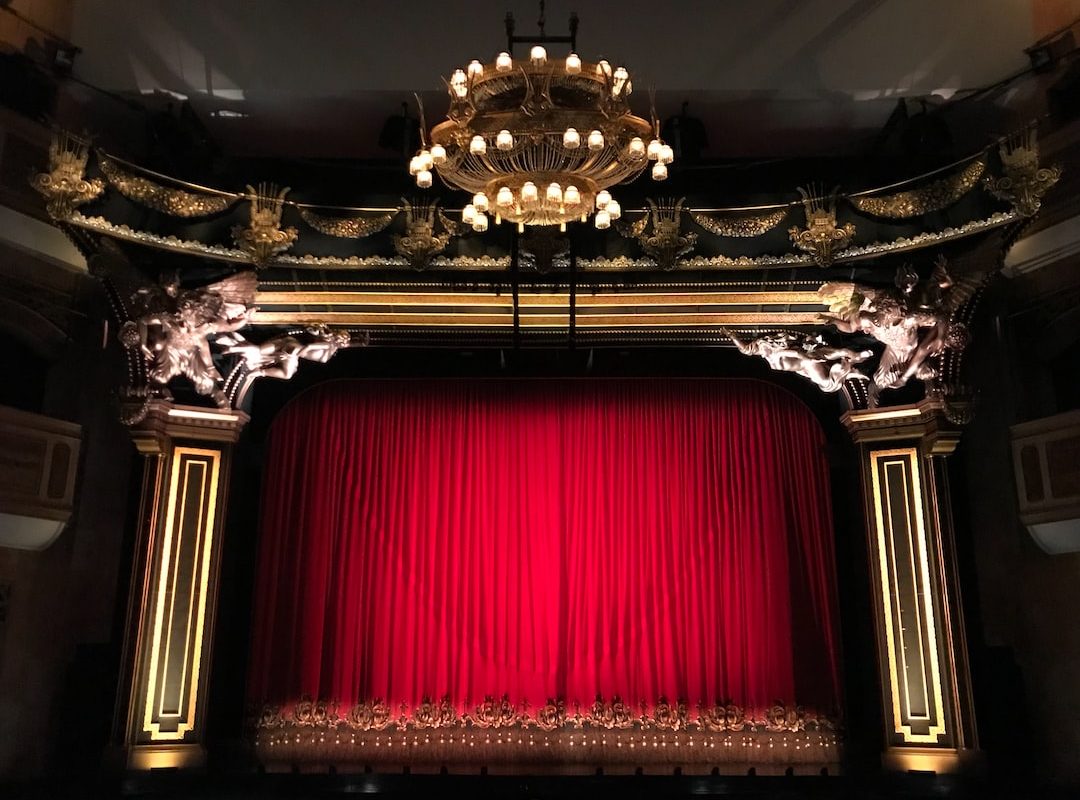 Teatr a emocje: Jak teatr oddziałuje na publiczność i wywołuje emocje