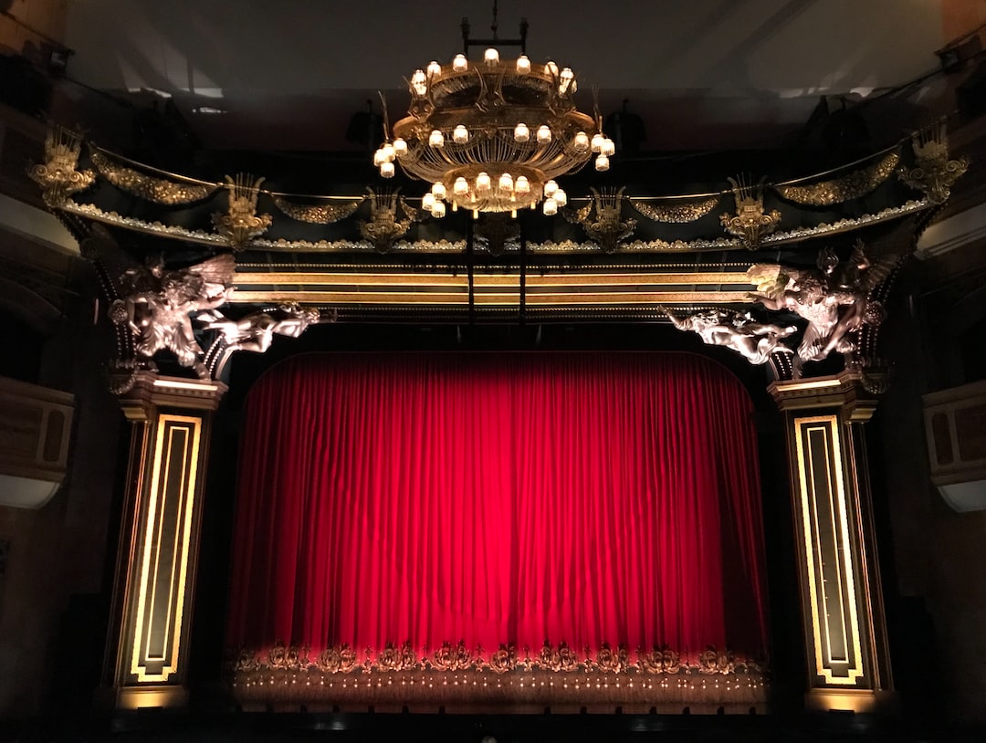 Teatr a emocje: Jak teatr oddziałuje na publiczność i wywołuje emocje