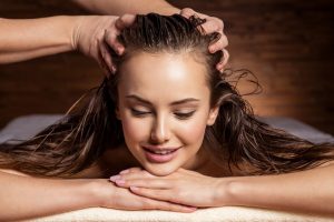 Jak indyjski masaż głowy wpływa na poprawę kondycji skóry i włosów?