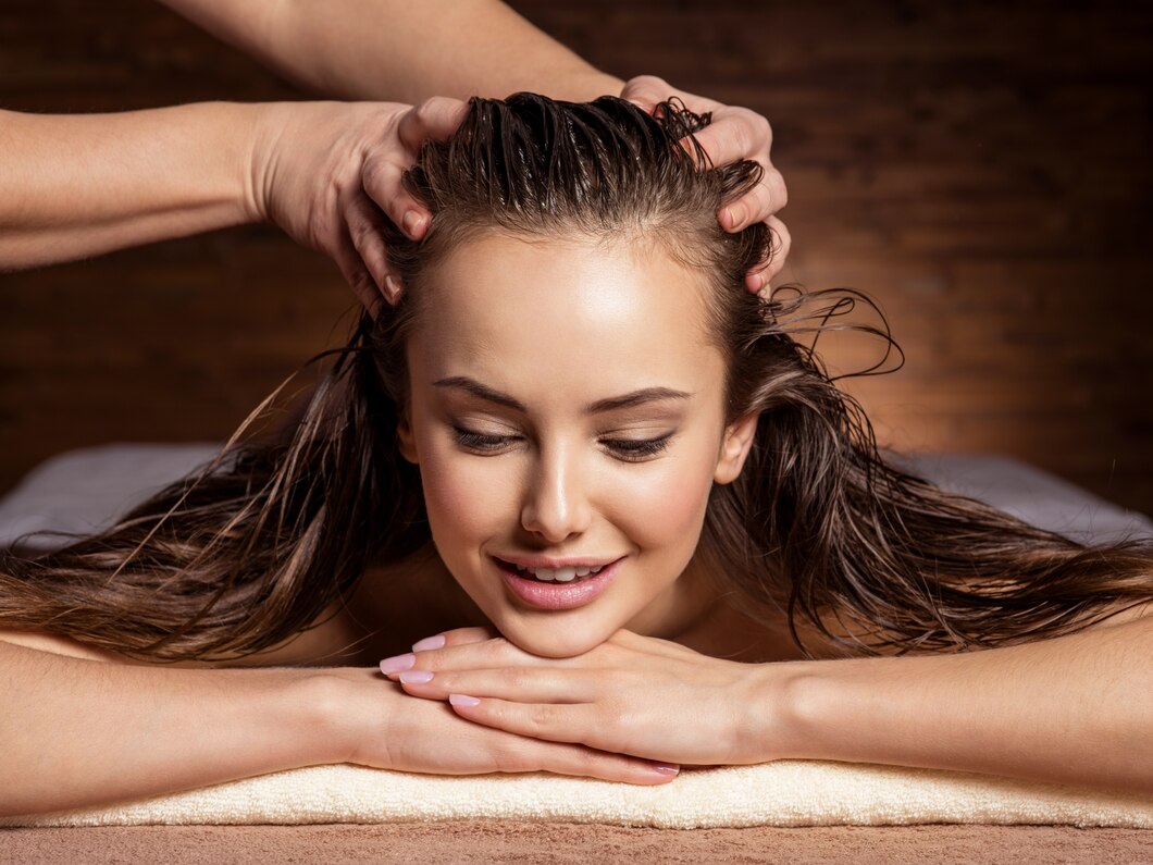 Jak indyjski masaż głowy wpływa na poprawę kondycji skóry i włosów?