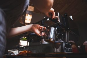 Jak wybór urządzenia z własnym systemem mielenia wpływa na smak kawy w Twojej kawiarni?