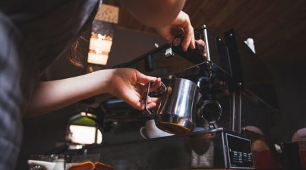 Jak wybór urządzenia z własnym systemem mielenia wpływa na smak kawy w Twojej kawiarni?