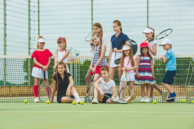 Obóz tenisowy jako ciekawy sposób na sportowe wakacje dla dziecka